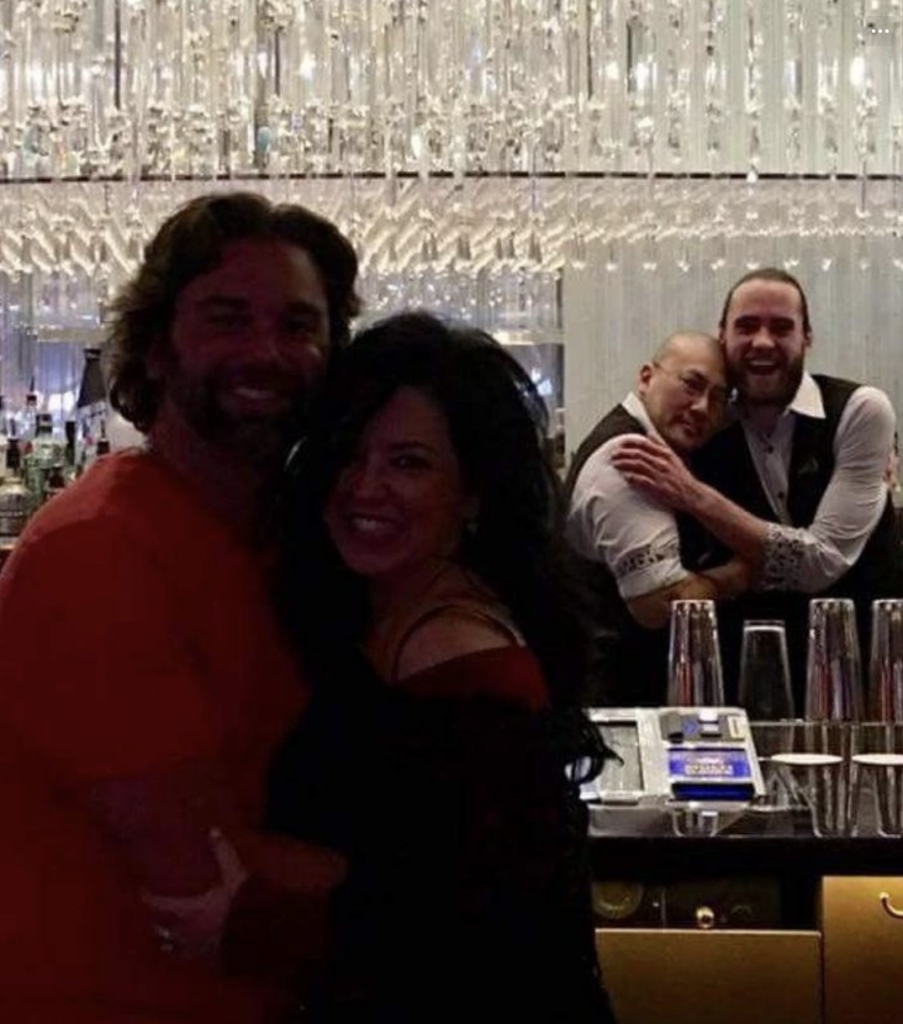Couple tries to take cute photo, but the two waiters behind them crash it by impersonating them. 