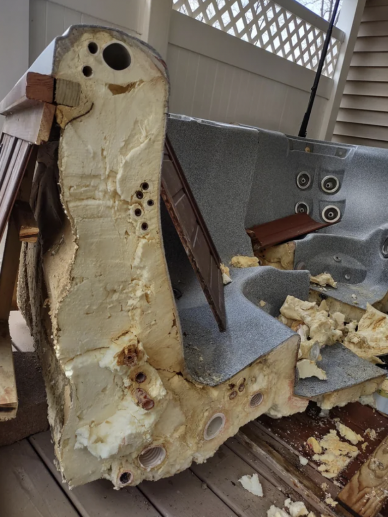 An image of a hot tub that's been cut in half. 