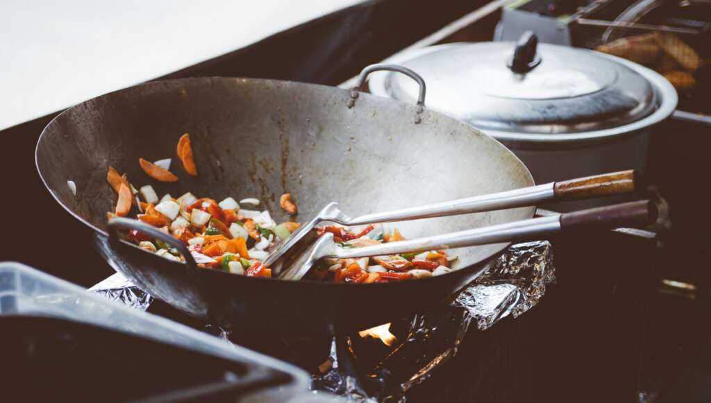 An image of a cooking pan with a veggie medley inside of it. 