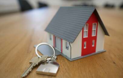 An image of a mini house attached to a keychain.