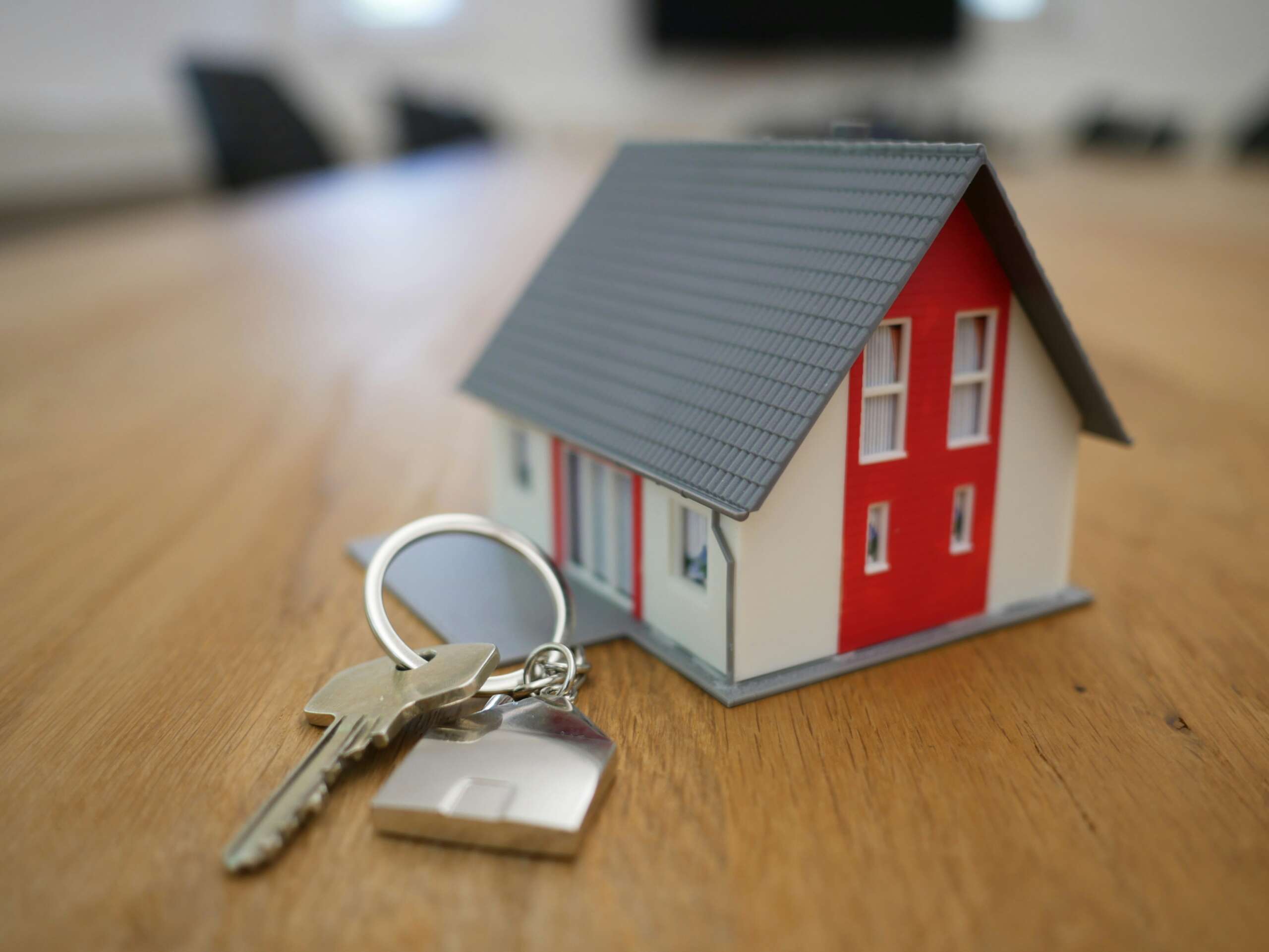 An image of a mini house attached to a keychain.