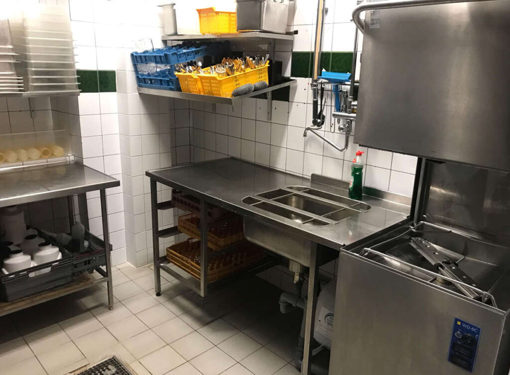 An image of a pristine dish pit that's been cleaned to perfection. 