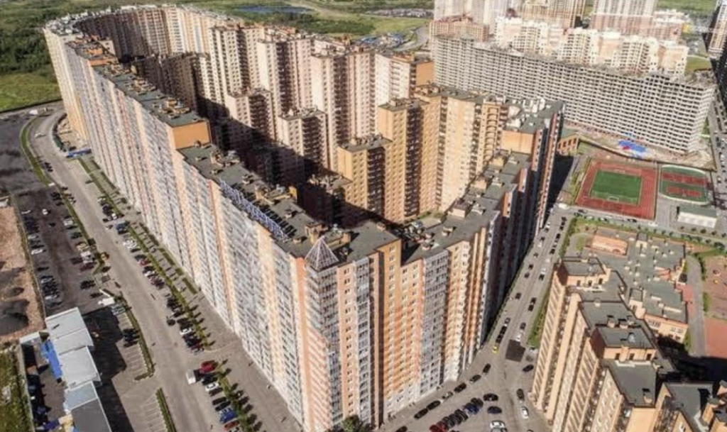 An image of a huge apartment building in Russia that houses 20,000 people. 