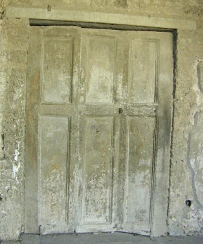 An image of folding Roman doors. 