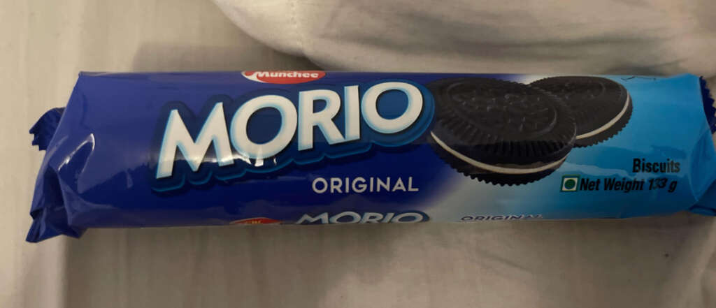 A blue package of Munchee Morio Original biscuits, resembling Oreo cookies. The package shows an image of two chocolate cookies with cream filling. Net weight is 133g.